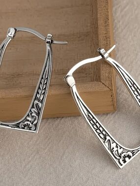 Trendy boutique Silver Floral Engraved Triangle Hoop Earrings NWT!